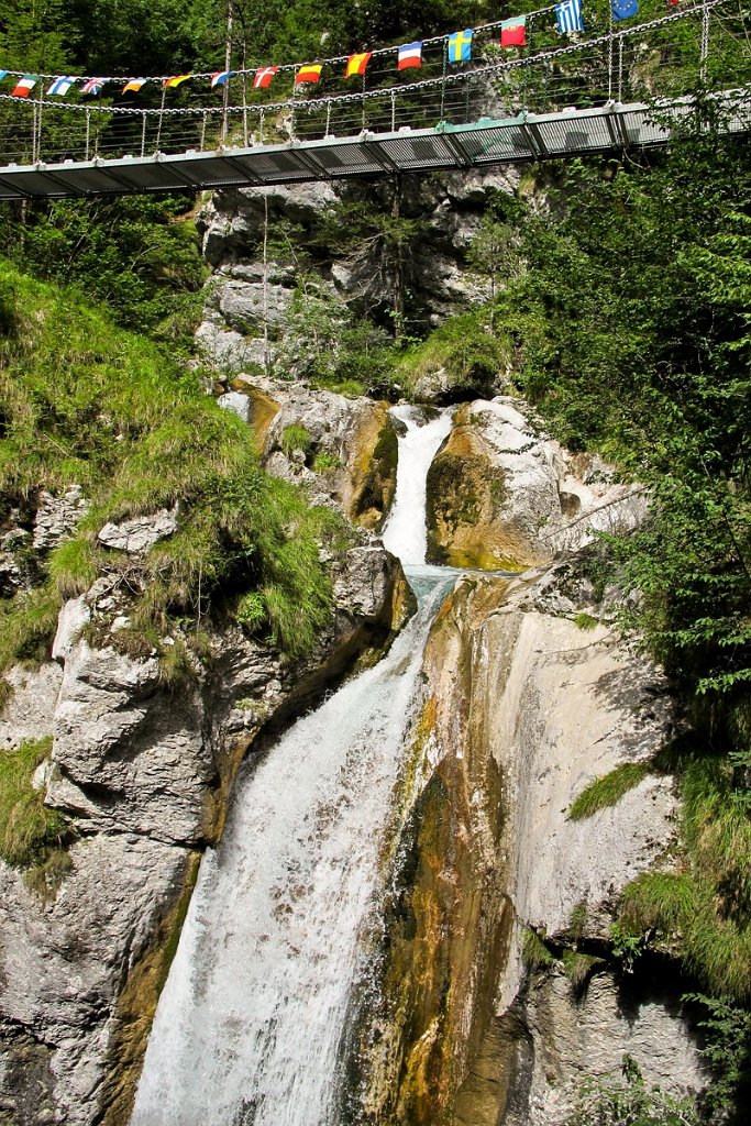 45 das Wasser stuerzt herunter.jpg